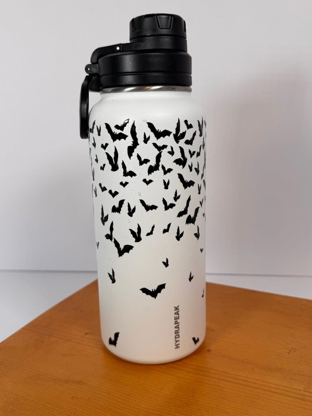 Hydrapeak 32 oz stainless steel insulated bottle with black bats flying